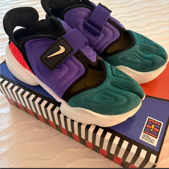 Women’s Nike Air Rifts - Picture 1 of 3